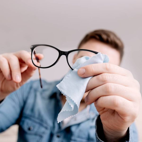 Como Limpar Seus Óculos Sem Danificar as Lentes - Vem de Óculos